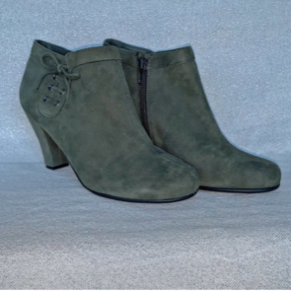 Aerosoles grey Steamroller suede booties 8-1/2 wide - Picture 1 of 11